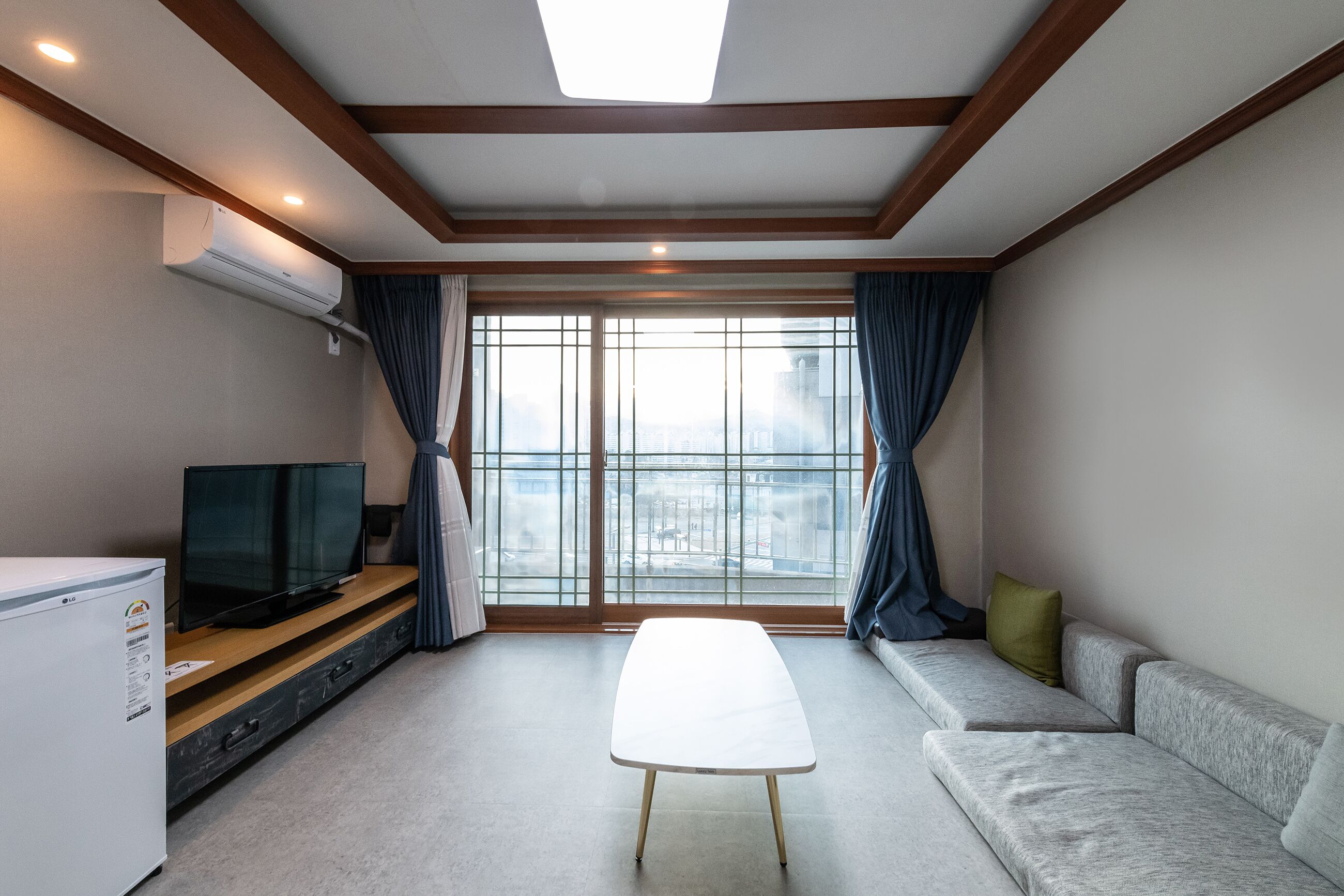 Habitación Deluxe (Ondol) | Zona de estar | Una televisión de pantalla plana, suelo radiante