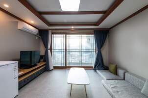 Habitación Deluxe (Ondol) | Zona de estar | Una televisión de pantalla plana, suelo radiante