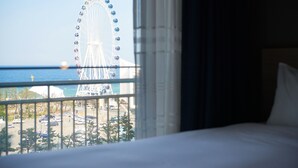 A hotel room with a view of a Ferris wheel and a body of water. - Sokcho Good Morning Hotel and Resort (Sokcho)