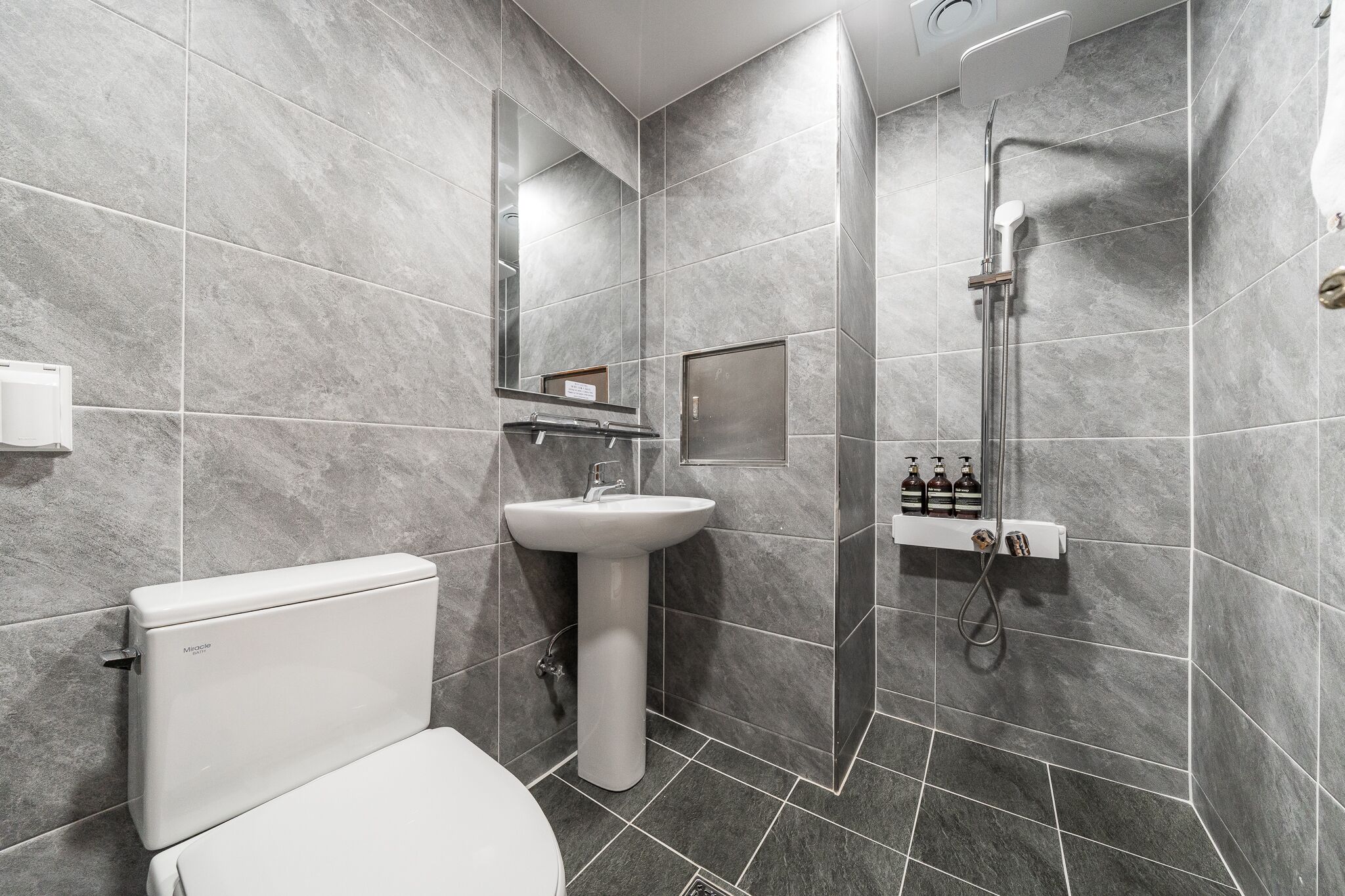 Deluxe Ondol | Bathroom | Shower, hair dryer, towels