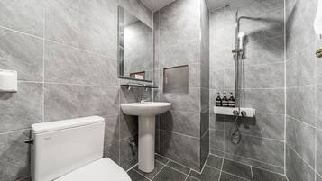 Deluxe Ondol | Bathroom | Shower, hair dryer, towels