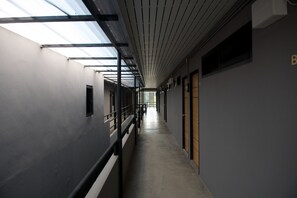 Hallway - 9 Hostel - Hostel (Chiang Mai)