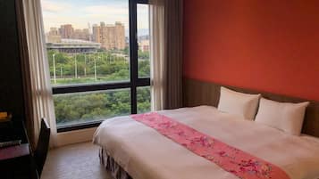 Escritorio, cortinas blackout y sistema de insonorización