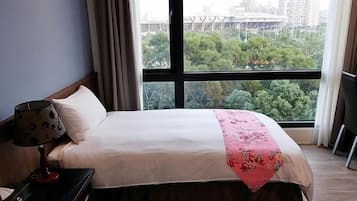 Escritorio, cortinas opacas, sistema de insonorización