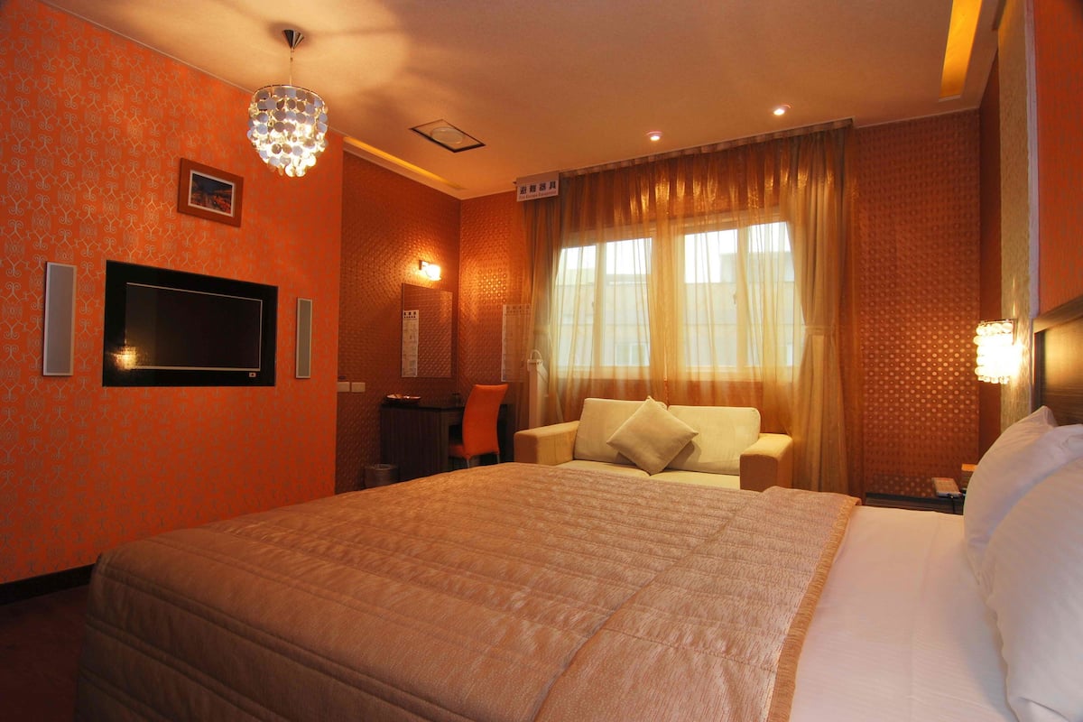 Down duvets, desk, blackout curtains, soundproofing