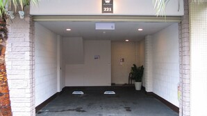 A hotel entrance with a sign reading '221' and a palm tree outside. - Beckham Motel (Taoyuan City)