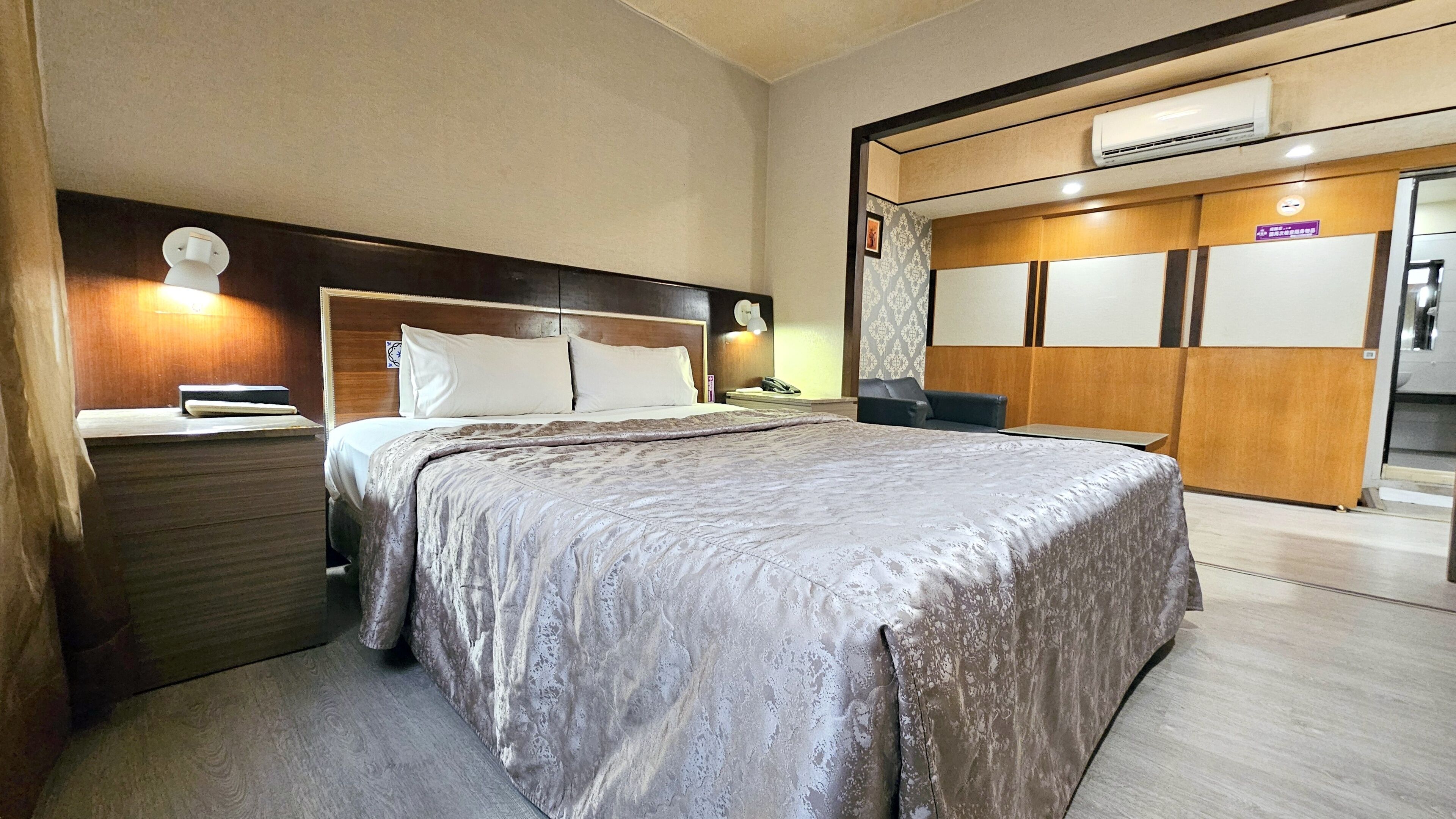 Phòng đôi phong cách lãng mạn | Chăn bông, bàn, màn/rèm cản sáng, phòng cách âm 