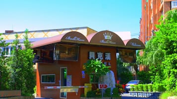 Vista frontal de la propiedad