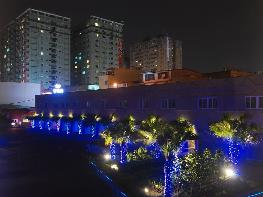 Fachada de la propiedad por la tarde o noche