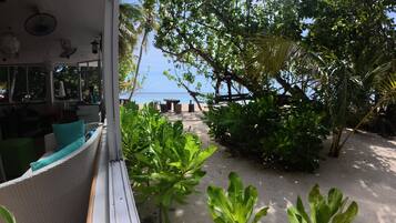 Vista frontal de la propiedad