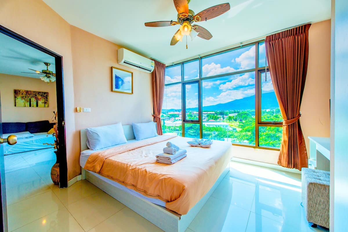 Apartamento panorámico, vistas a la montaña | 2 dormitorios, caja fuerte, escritorio