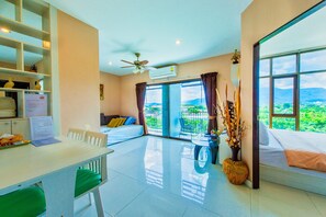 Apartamento panorámico, vistas a la montaña | Sala de estar | Una televisión de pantalla plana, Netflix, servicios de streaming