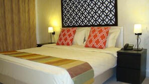 Deluxe-Doppelzimmer, Stadtblick | Minibar, Zimmersafe, Schreibtisch, schallisolierte Zimmer
