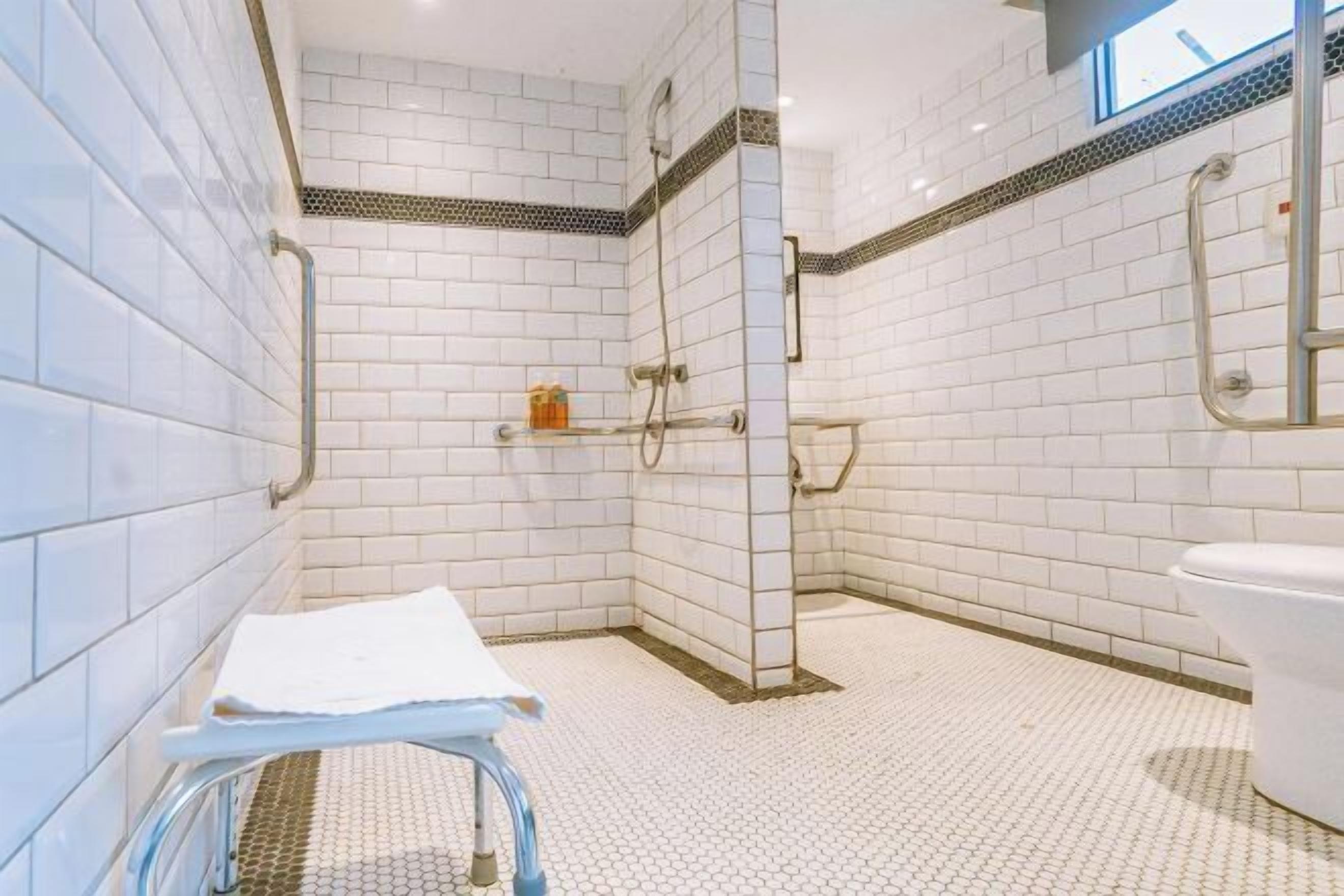 Baño | Ducha, cabezal de ducha tipo lluvia, secador de pelo y toallas