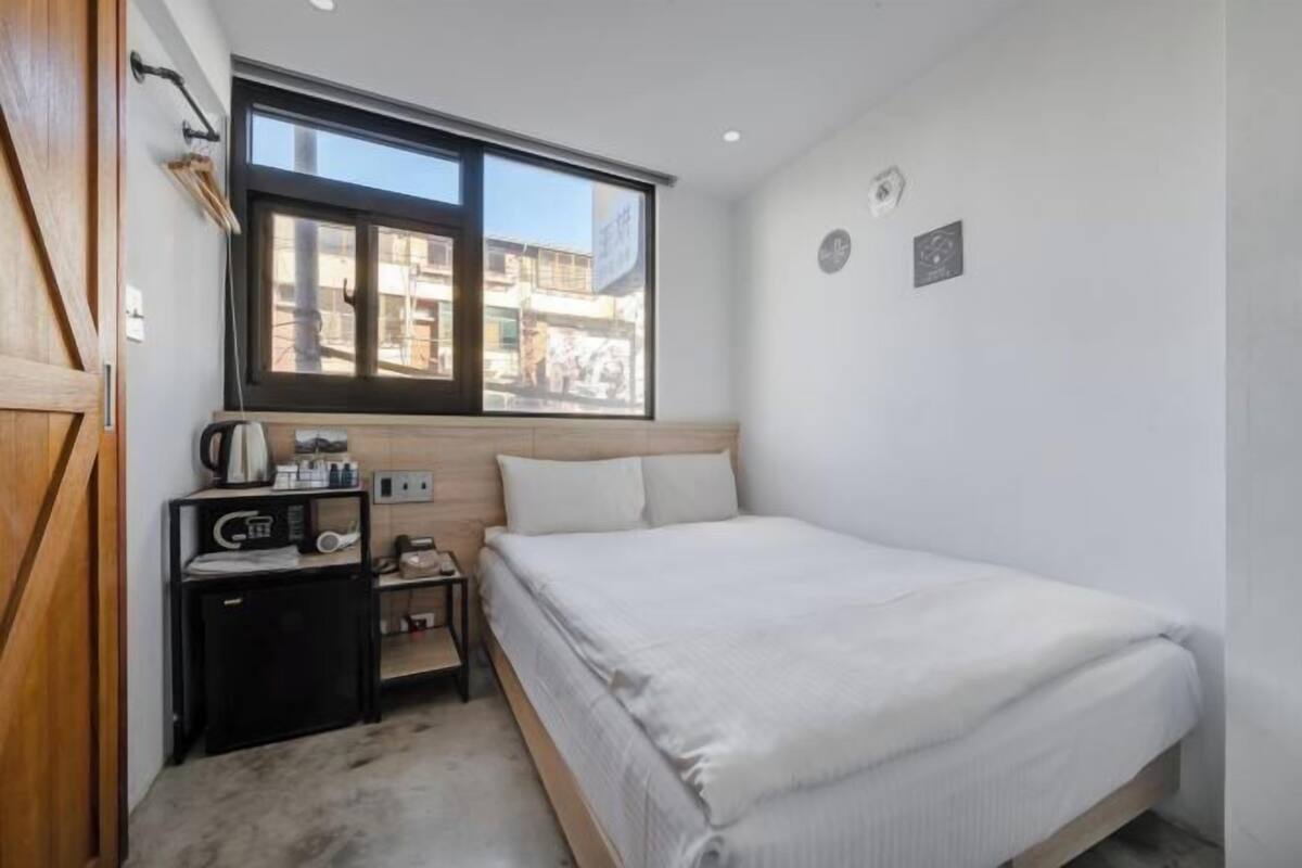 Premium bedding, soundproofing, WiFi (free), bed sheets