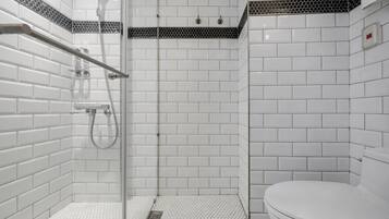 Superior Double Room | Bathroom | Shower, rainfall showerhead, hair dryer, towels