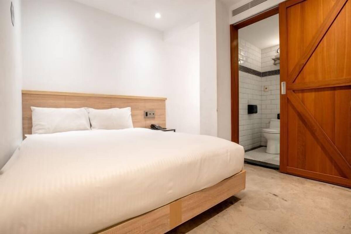 Ropa de cama de alta calidad, sistema de insonorización y wifi gratis