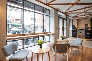 Coin salon dans le hall