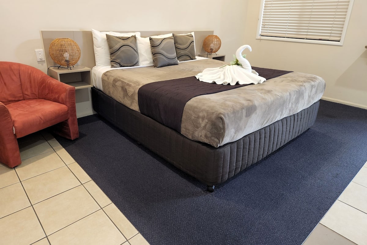 Deluxe Double Room, 1 King Bed | In-room safe, desk, laptop workspace, iron/ironing board