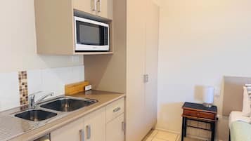 Kühlschrank, Mikrowelle, Wasserkocher mit Kaffee-/Teezubehör