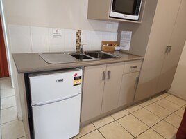 Caja de seguridad en la habitación y escritorio 