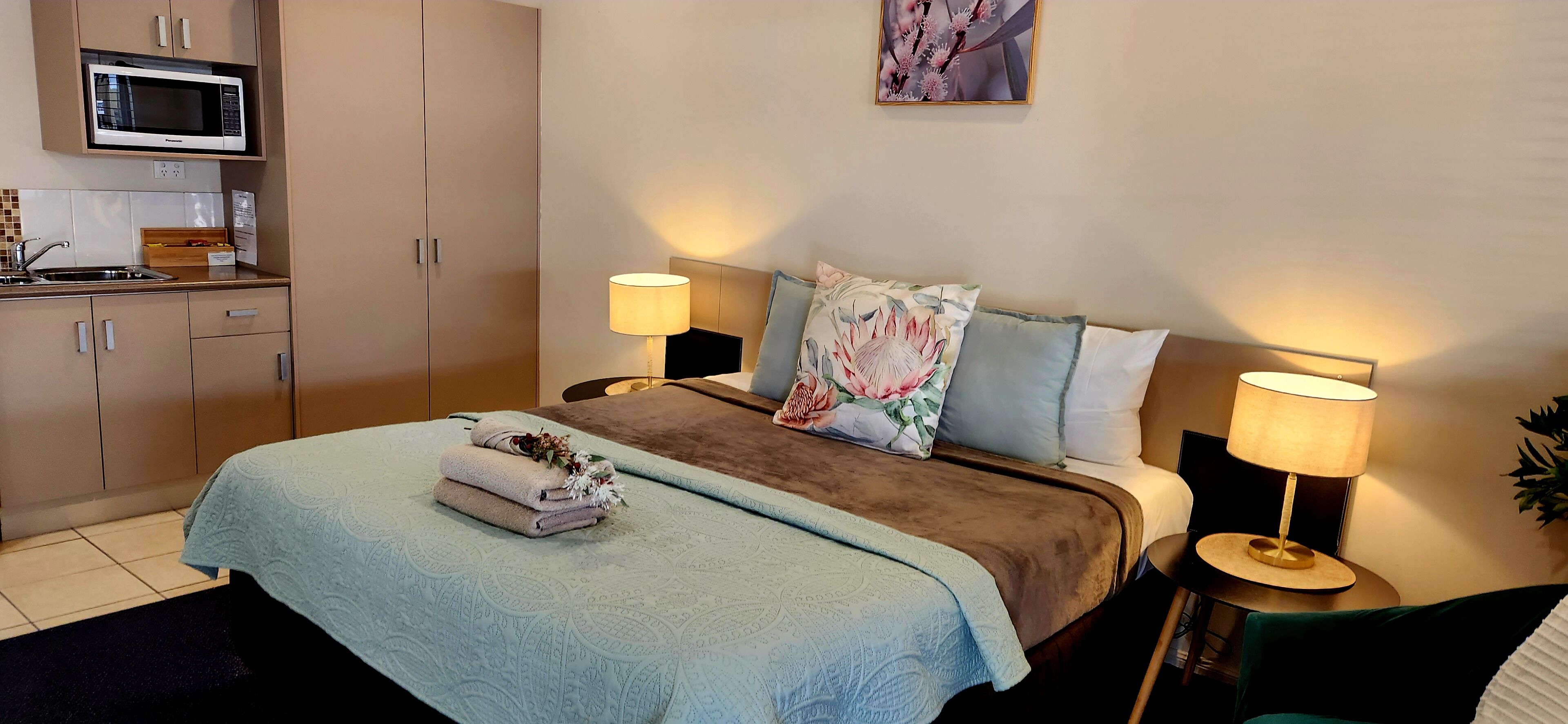 Deluxe Double Room, 1 King Bed | In-room safe, desk, laptop workspace, iron/ironing board