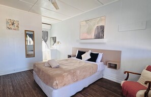 Standard Double Room | In-room safe, desk, laptop workspace, iron/ironing board - Charters Towers Motel (Richmond Hill)