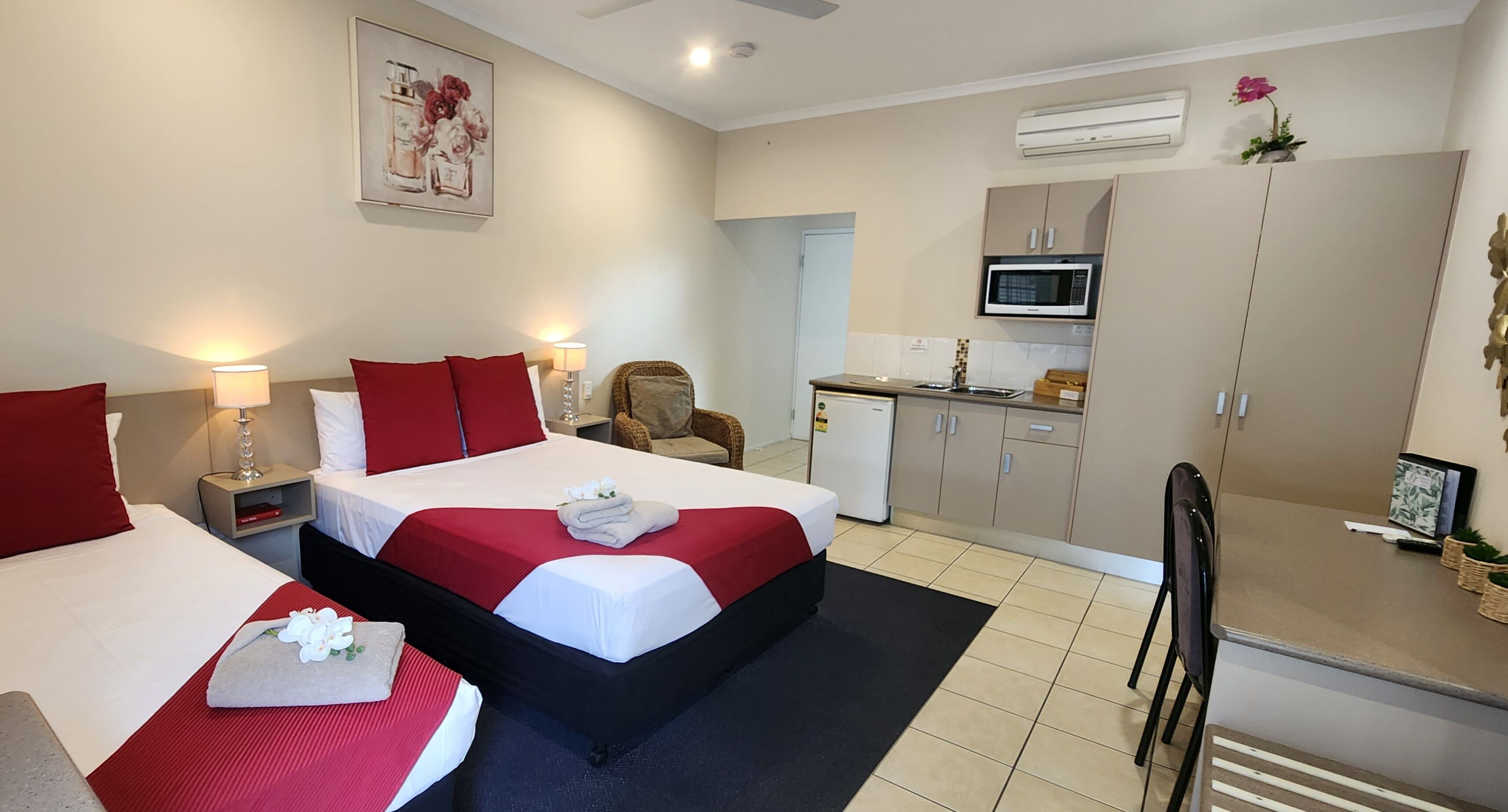 Deluxe Twin Room | In-room safe, desk, laptop workspace, iron/ironing board