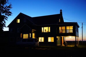 Front of property – evening/night - Kiyosato Ihatov Hostel (Kiyosato)