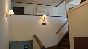 Una escalera con barandillas de madera e iluminación empotrada.