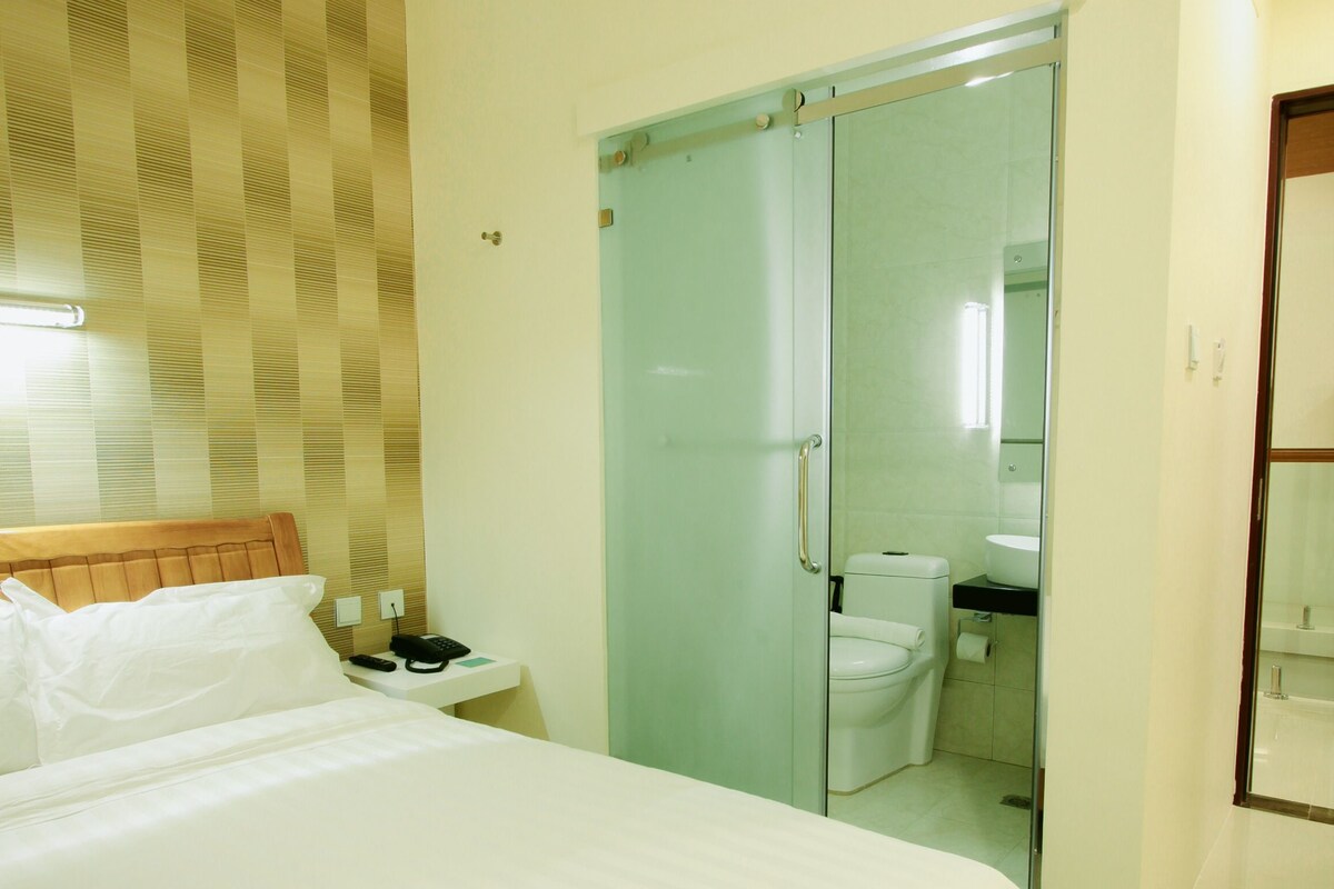 Premium bedding, desk, WiFi (free), bed sheets