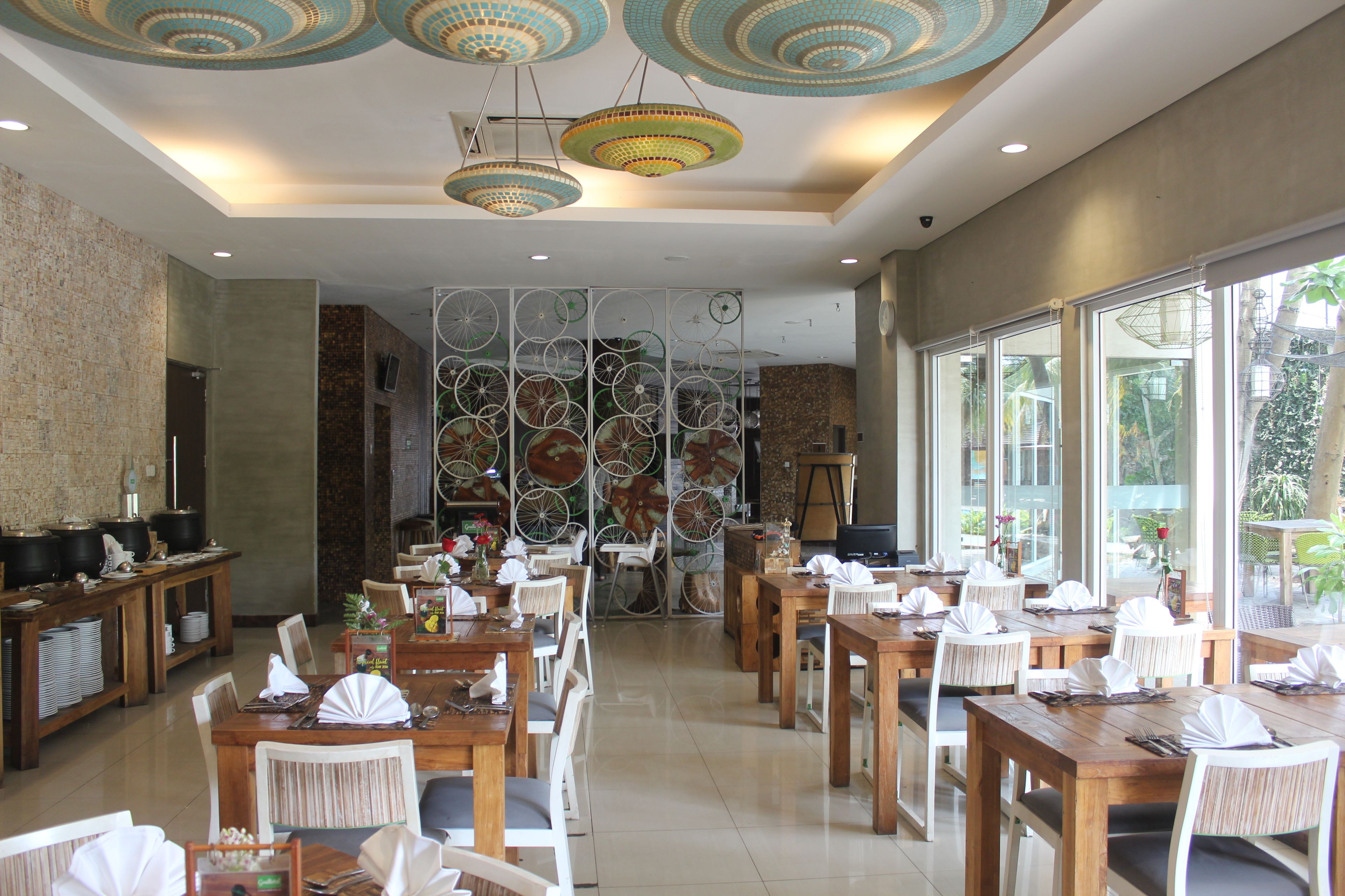 供應早餐、午餐、晚餐；多國菜