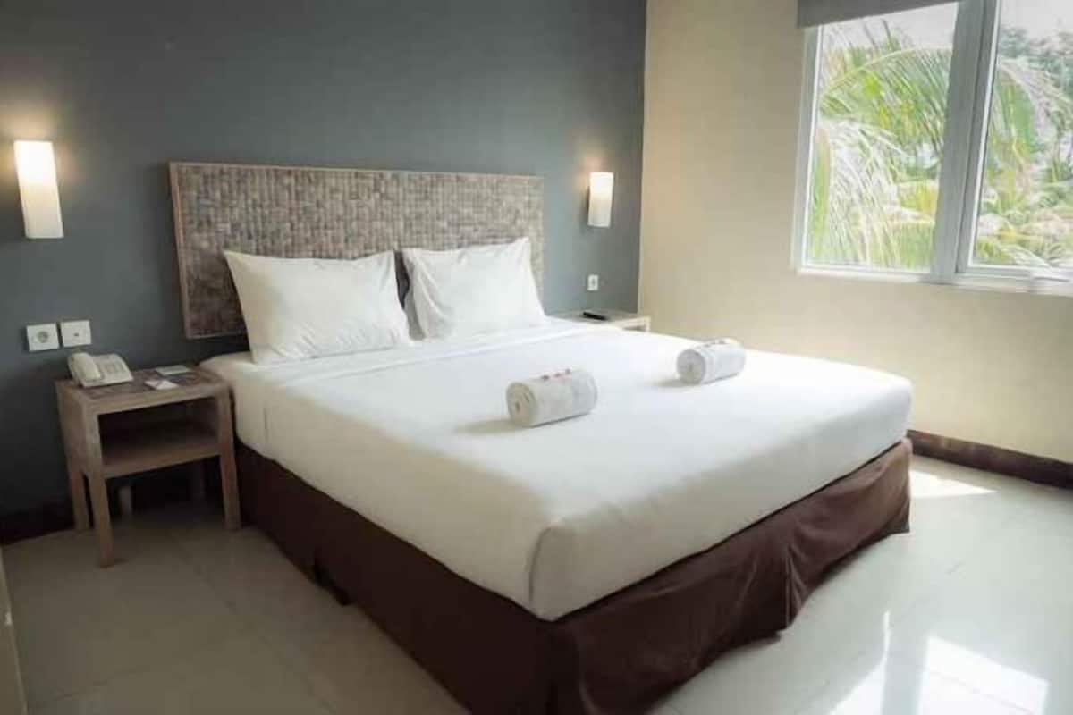 Premium bedding, pillow-top beds, in-room safe, desk