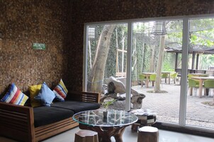 32-tommers LED-tv med kabelkanaler, tv