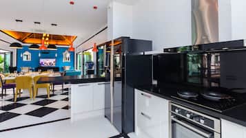 Villa Gelsomino  | ครัวส่วนตัว | ตู้เย็นขนาดใหญ่, ไมโครเวฟ, เตาอบ, เตาประกอบอาหาร
