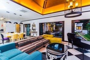 Villa Gelsomino | Wohnbereich | 50-Zoll-Flachbildfernseher mit Satellitenempfang, Fernseher, DVD-Player