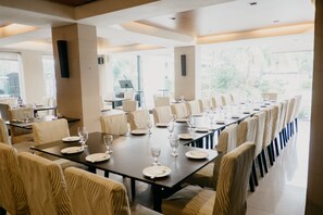 Aamiainen, lounas ja illallinen; kansainvälinen keittiö 