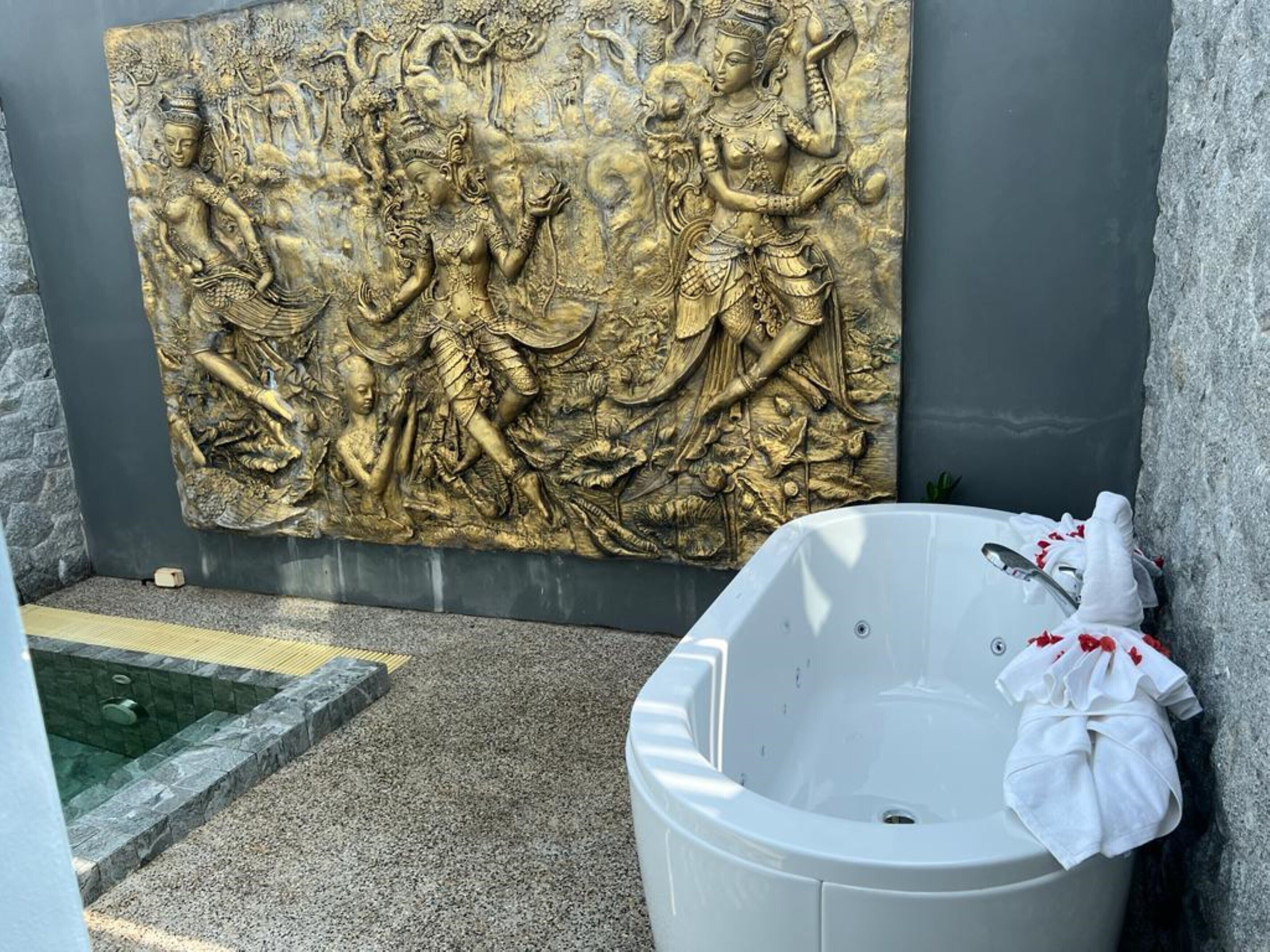 plunge pool suite villa | jetted bathtub