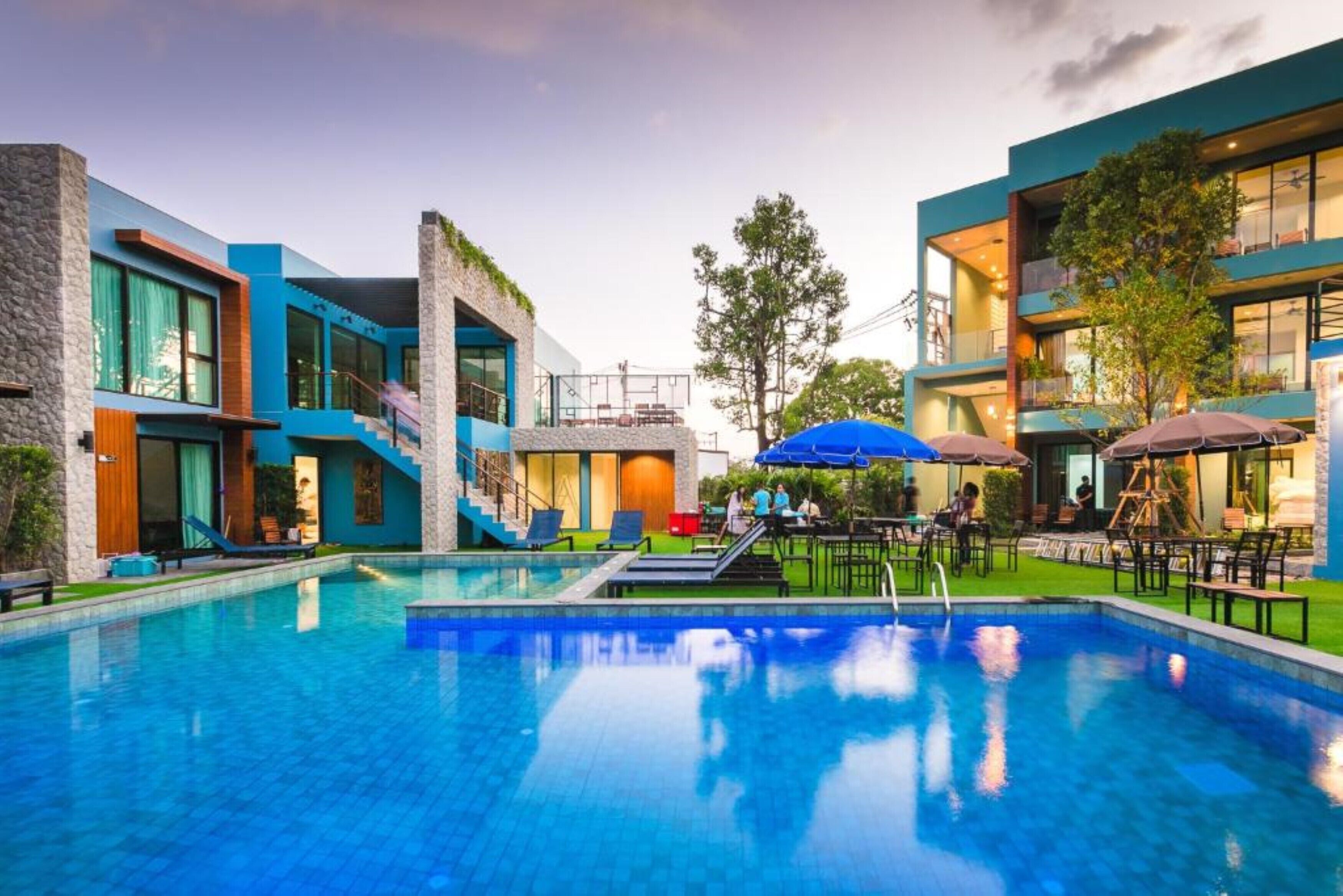 Una piscina al aire libre