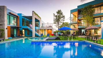 Una piscina al aire libre