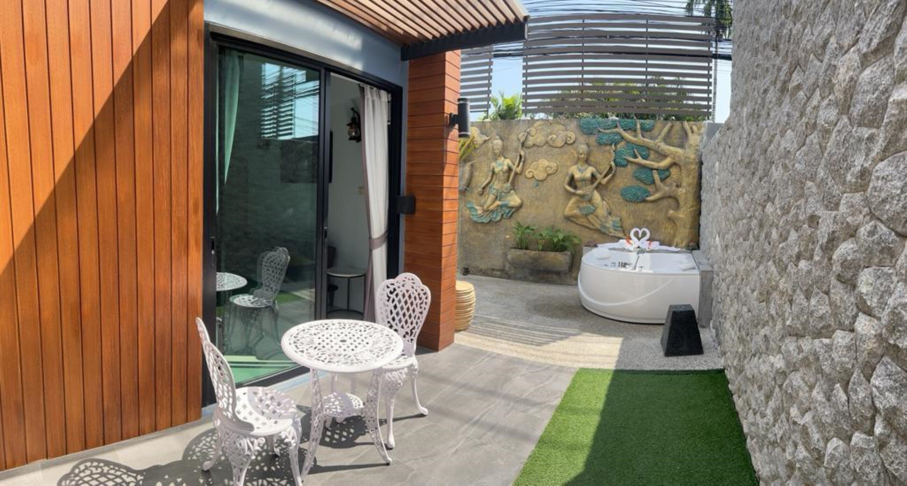 exclusive studio suite | deep-soaking bathtub