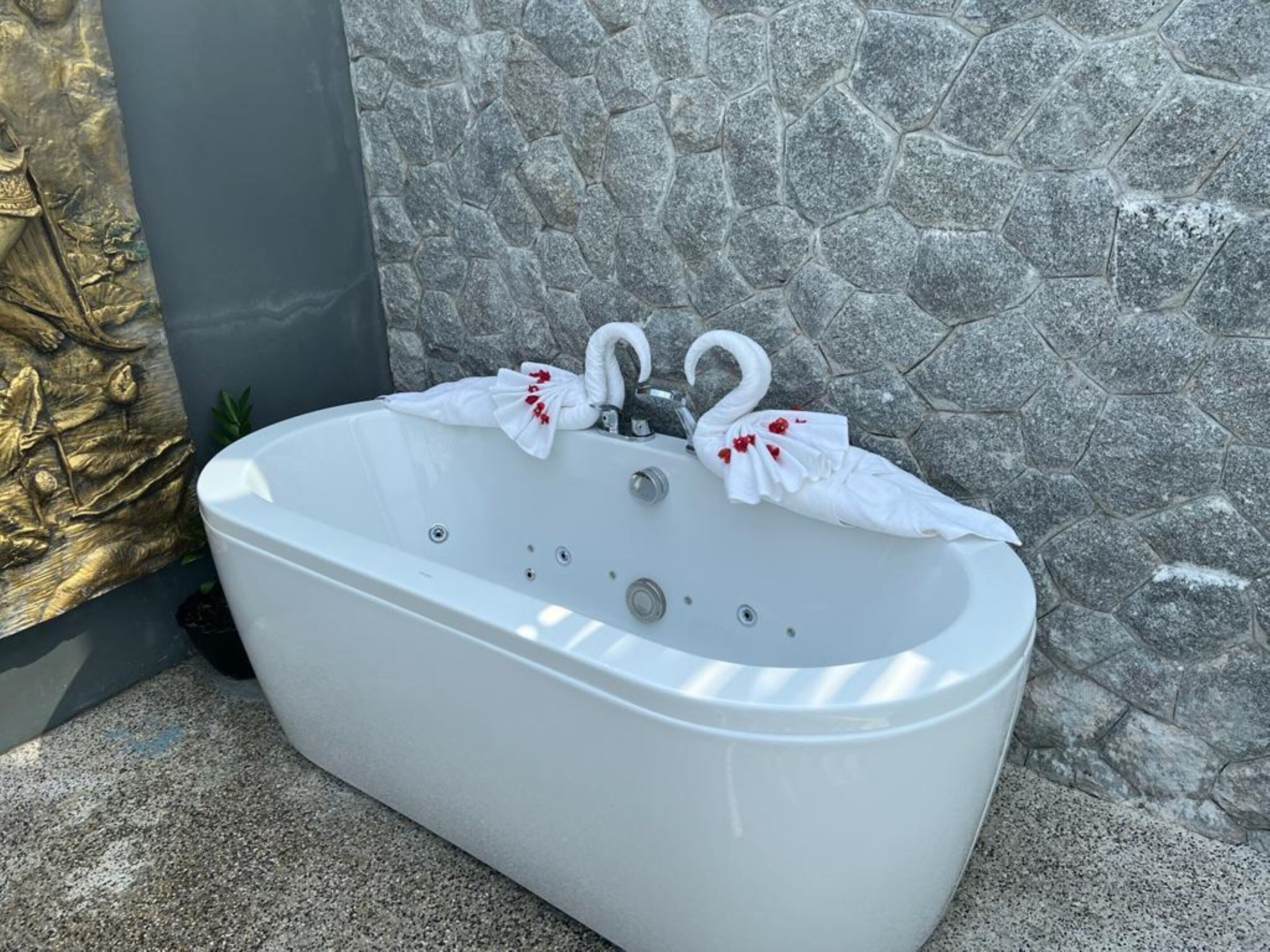 plunge pool suite villa | jetted bathtub