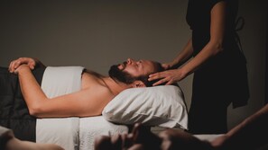 Salas de tratamiento para parejas y masajes de tejido profundo 