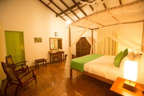 Deluxe Double Room, 1 King Bed, Private Bathroom, Garden View