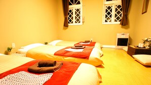 Kamar Triple, kamar mandi umum | Minibar gratis, meja kerja, tirai kedap cahaya, dan setrika/meja setrika