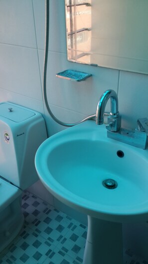 Chambre Simple | Lavabo de la salle de bain