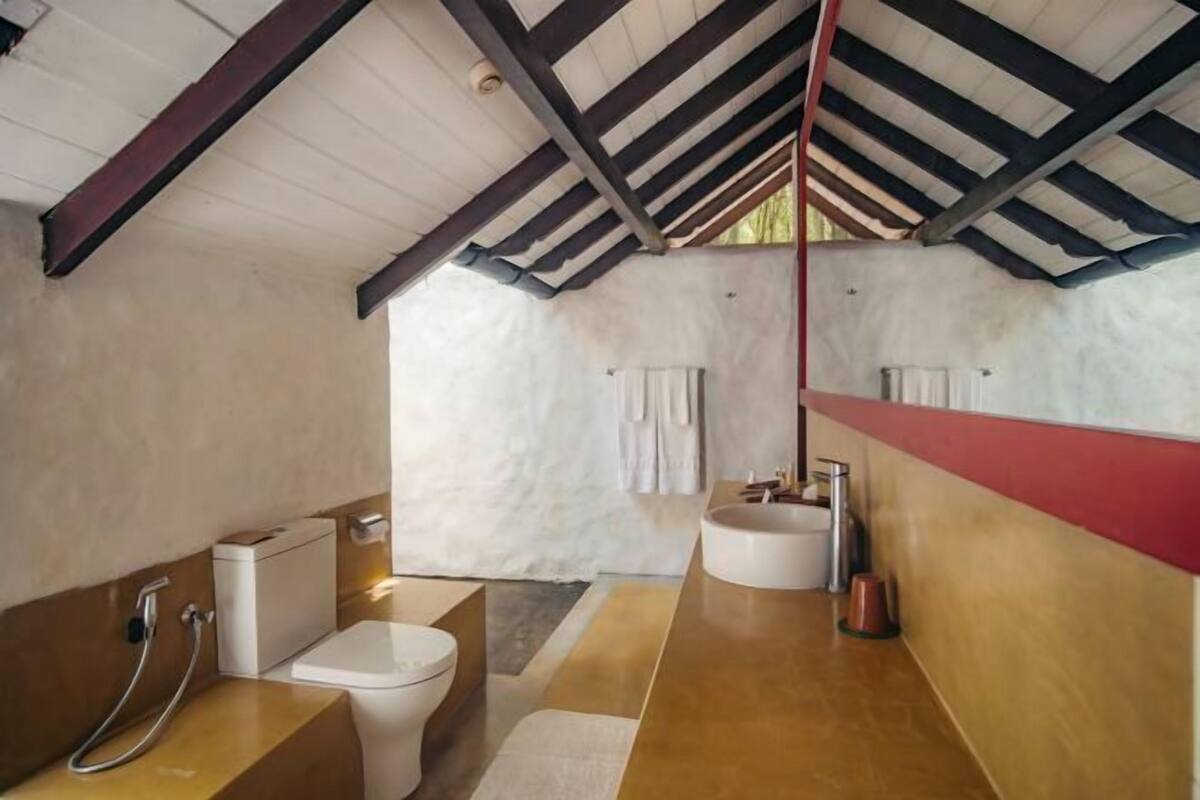 Een douche, een regendouche, gratis toiletartikelen, een haardroger