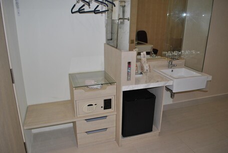 Jayleen Clarke Quay Hotel - Image 38