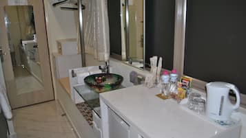 Standard Room (Queen) | Private kitchen | Fridge, coffee/tea maker