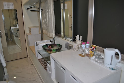 Jayleen Clarke Quay Hotel